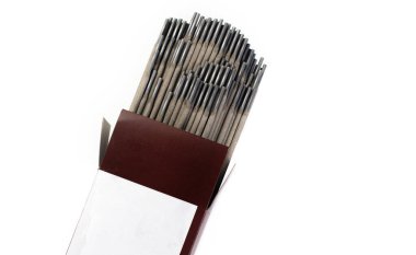 Kaynak elektrotları beyaz arkaplanda izole edilmiş.