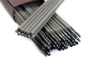 Kaynak elektrotları beyaz arkaplanda izole edilmiş.