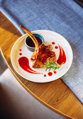 Soslu lezzetli baltalı biftek.