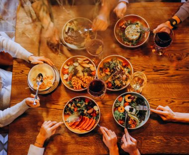 Yeme ve rahatlama konsepti. - Üst düzey bir grup insan yemekle akşam yemeği yiyor.