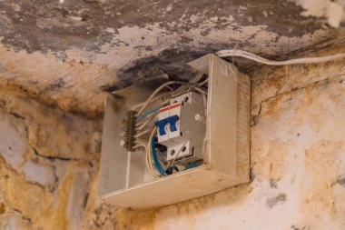 Elektrik paneline kurulmuş otomatik akım anahtarları kötü durumda