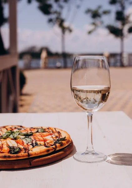 Dinner White Wine Pizza Front Beach Background — Fotografia de Stock