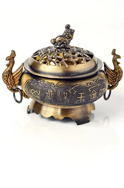 Feng shui object - golden chinese chest full of coins — Stock Photo, Image