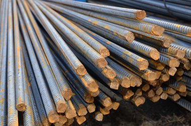 Armatür oluşturmak için çelik çubukları güçlendirmekte