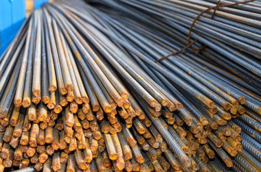 Armatür oluşturmak için çelik çubukları güçlendirmekte