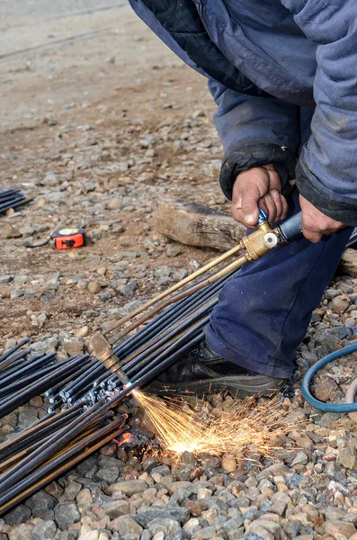 Welder cutting steel bars — Stock Photo, Image