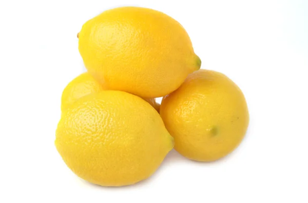 Limoni freschi su sfondo bianco — Foto Stock