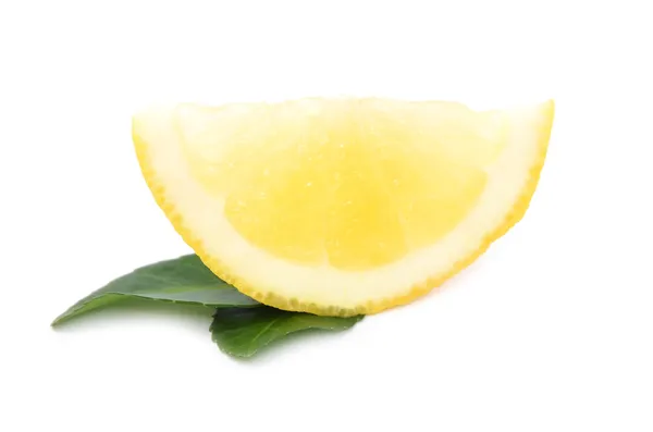 Limones frescos sobre fondo blanco — Foto de Stock