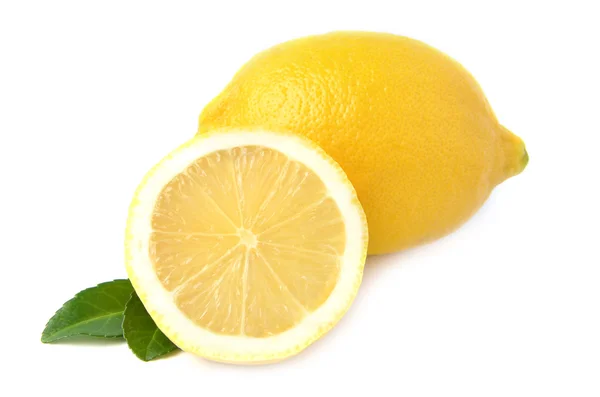 Verse citroenen op wit backround — Stockfoto