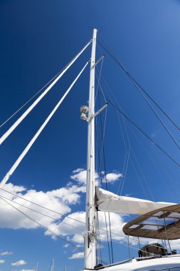 büyük katamaran tekne direği