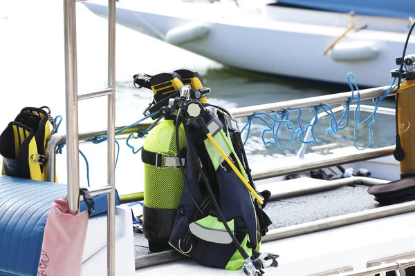 Equipamento de mergulho em um barco — Fotografia de Stock