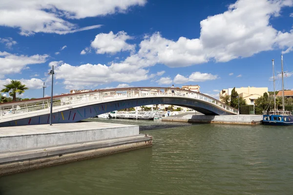Ponte pedonale nel porto turistico di Gruissan — Foto Stock
