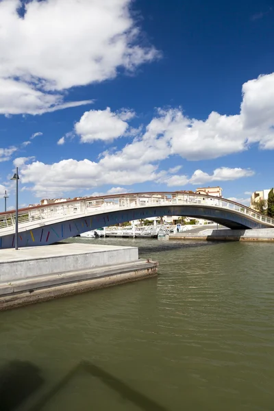 Voetgangersbrug in de jachthaven van gruissan — Stockfoto