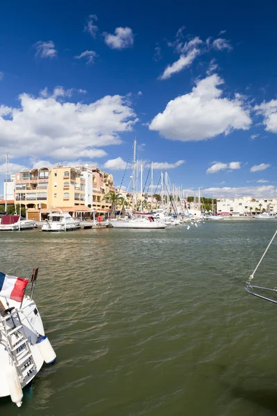 Semesterbostäder i marinan i gruissan — Stockfoto