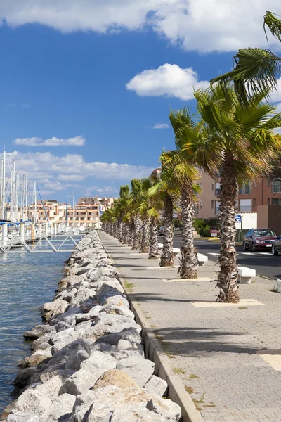 De lange marina promenade in gruissan — Stockfoto