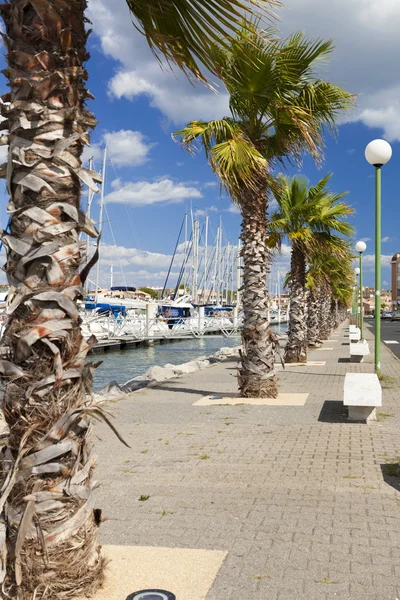 De lange marina promenade in gruissan — Stockfoto