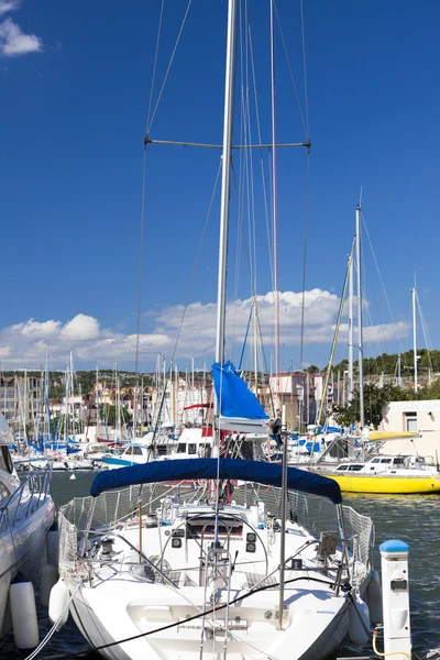 Vista posteriore di un grande yacht a vela — Foto Stock