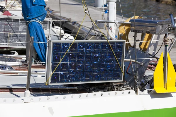 Módulo solar en un velero — Foto de Stock