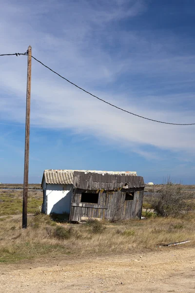 Vecchie cabine fatiscenti in una Salina — Foto Stock