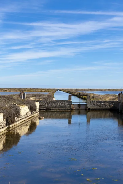 Oude weir op een zoutoplossing — Stockfoto