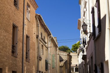 antiguo callejón medieval en gruissan