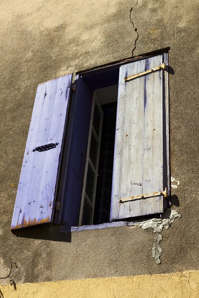 Alter Holzverschlag an mittelalterlichem Haus — Stockfoto