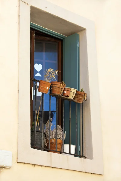 Ventana con barandilla y macetas — Foto de Stock