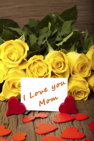 Fleur et une carte "Je t'aime maman " — Photo