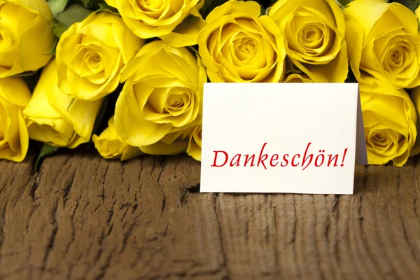 Fiore e una carta "Dankeschoen " — Foto Stock