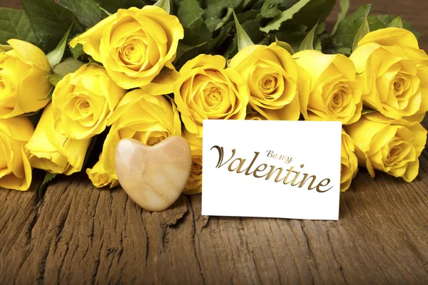꽃과 카드 "나의 발렌타인이 될" — 스톡 사진