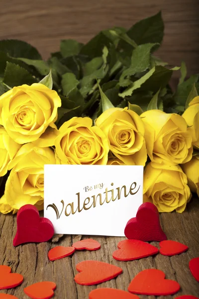 Blomma och ett kort "be my valentine" — Stockfoto