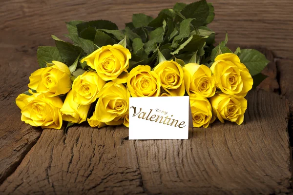 Blomma och ett kort "be my valentine" — Stockfoto