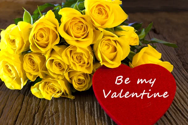 Blomma och ett rött hjärta "be my valentine" — Stockfoto