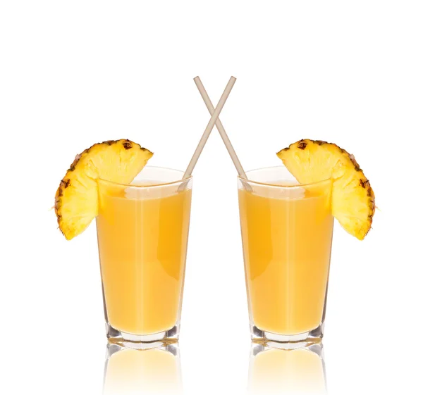 Due bicchieri di succo d'ananas specchiato — Foto Stock