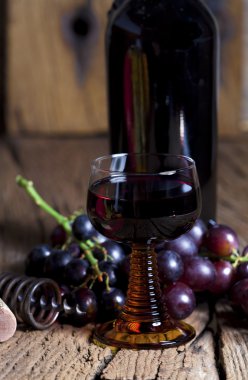 Kırmızı şarap kadehi ve şişe.