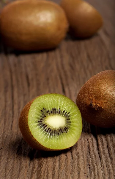 Kiwi fruta na mesa de madeira — Fotografia de Stock