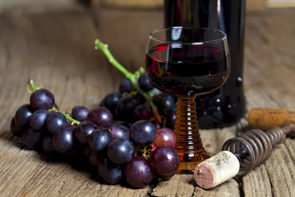 Rotwein und Trauben — Stockfoto