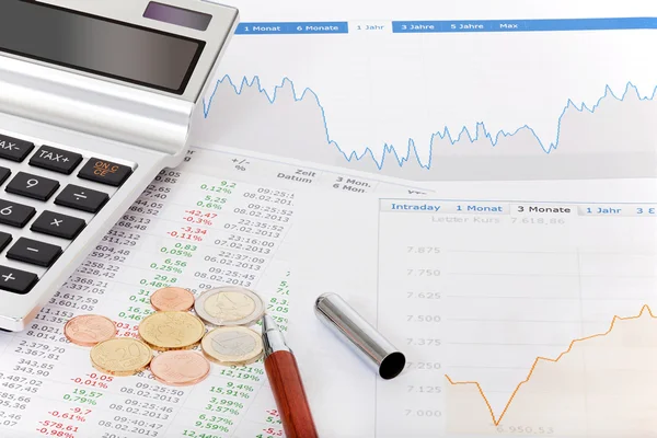 Stock quotes, calculator and money on desk — Stock Photo, Image