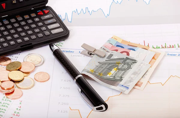 Aktienkurse, Taschenrechner und Geld auf dem Schreibtisch — Stockfoto