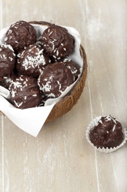 Hindistan cevizi sütü pirinç truffles ve bir kase