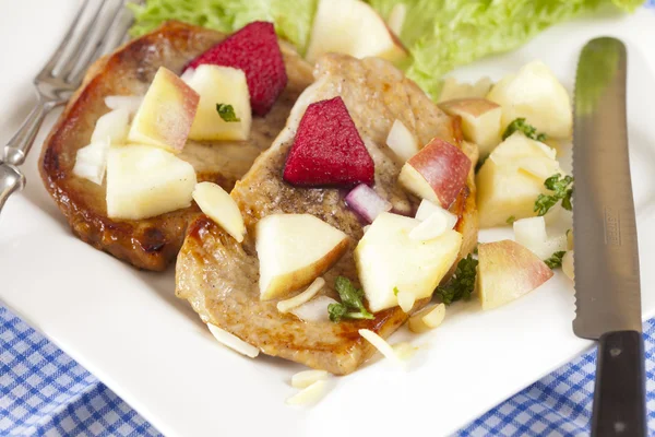 Filete con ensalada de manzana — Foto de Stock