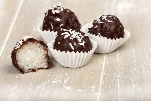 Trufas de arroz con leche de coco y coco rallado — Foto de Stock