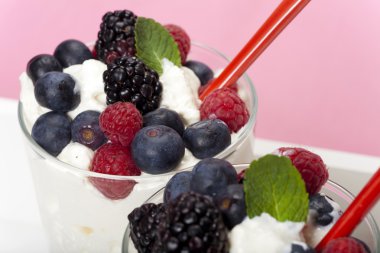 renkli meyveler ile yapılan yoğurt köpük