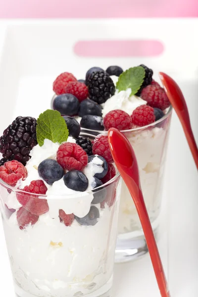Mousse de iogurte feita com bagas coloridas — Fotografia de Stock