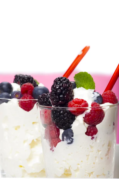 Yoghurt mousse gemaakt met kleurrijke bessen — Stockfoto