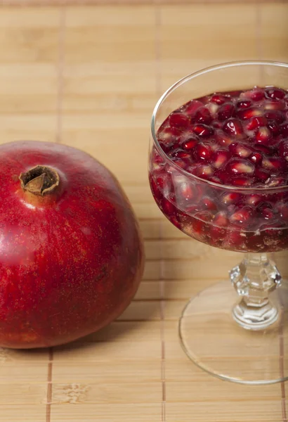 Pomegranate seeds in champagne — Stock Photo, Image