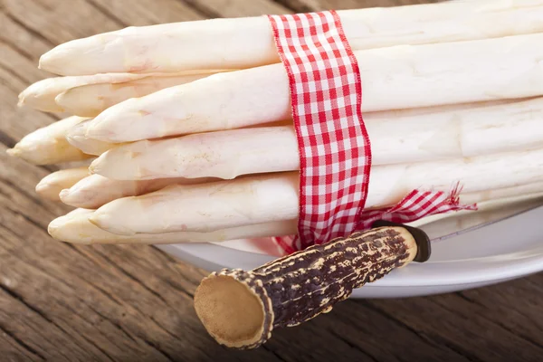 Bunch of asparagus in bowl — Stock Photo, Image