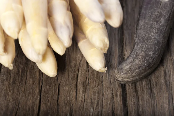 Asparagus and a knife — Stock Photo, Image