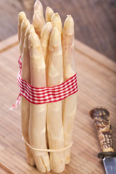 Bunch of asparagus on cutting board — Stock Photo, Image