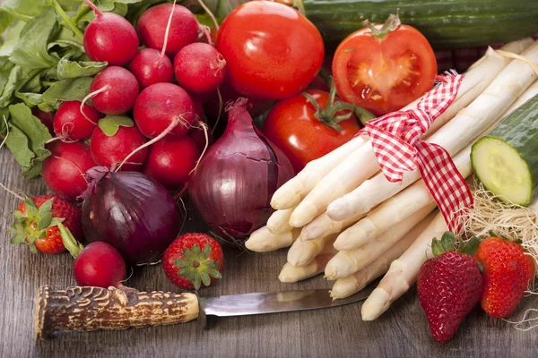 Fresh vegetables with knife — Stock Photo, Image